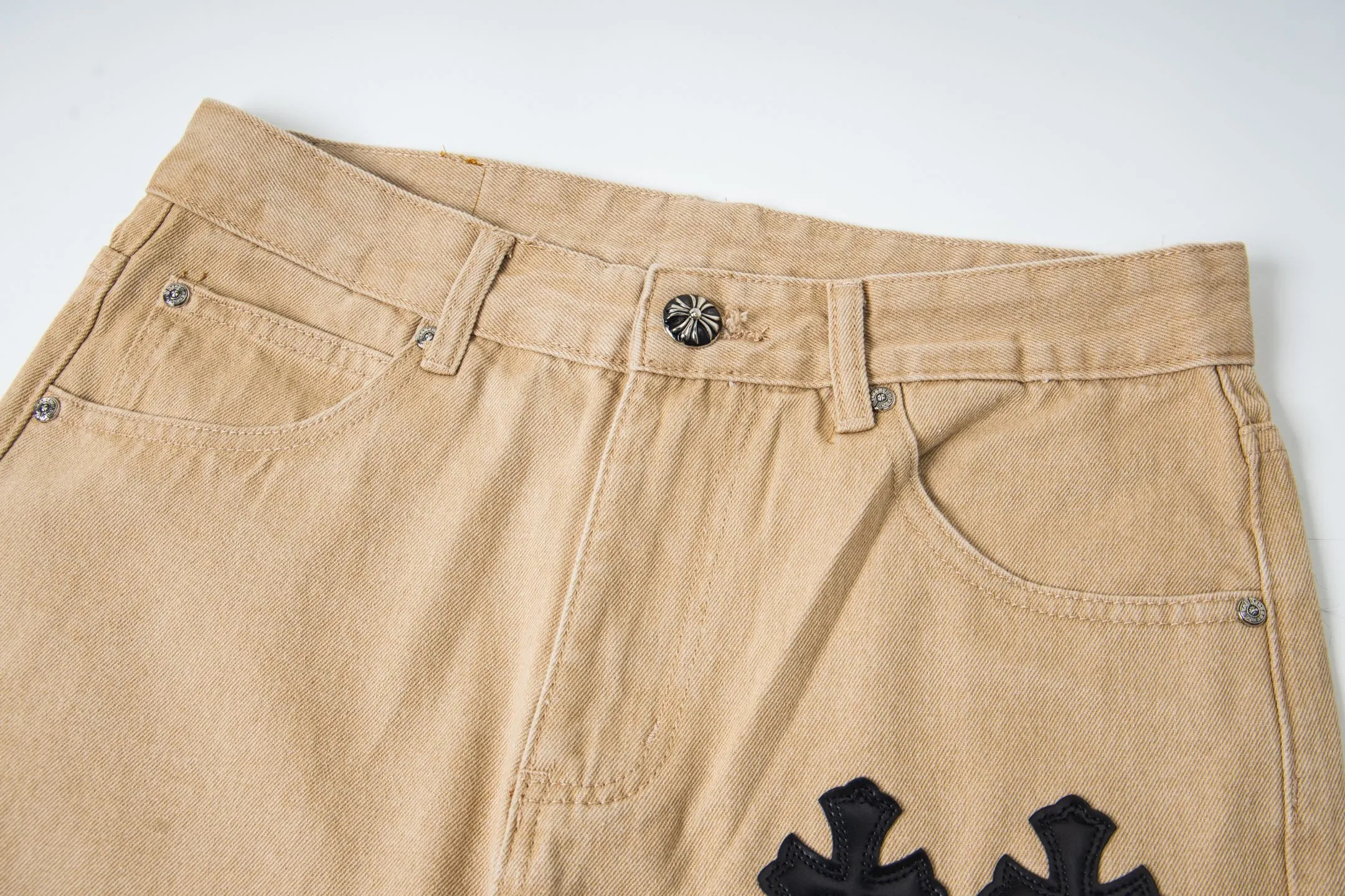 P240 Chrome Hearts 2025 New Miami Limited Couple Washed Jeans with Multiple Black Cross Leather Labels is a hot item this season and is sought after by countless celebrities and fashionistas. The neat details of the cutting process add color to the playful fashion! The neat and meticulous design, and the well-fitting structure is unique. The upper body not only has outstanding recognition, but also looks younger and younger. A style with the ultimate wearing meaning and performance, gorgeous color matching, and the craftsmanship of this style is also extremely extraordinary. After the finished product is washed, it is disassembled and hand-made with sheepskin cross leather and then spliced ​​together to complete. The whole piece has too many craftsmanship to describe. It is decorated with patchwork cross flowers and high-waisted washed jeans! ! Absolutely high-end luxury product, a god-level single product, a super popular product, made with top heavy industry, a magic weapon that cannot be missed in the street. Style number: 1866# Size: 28 30 32 34 Color: khaki pink khaki black